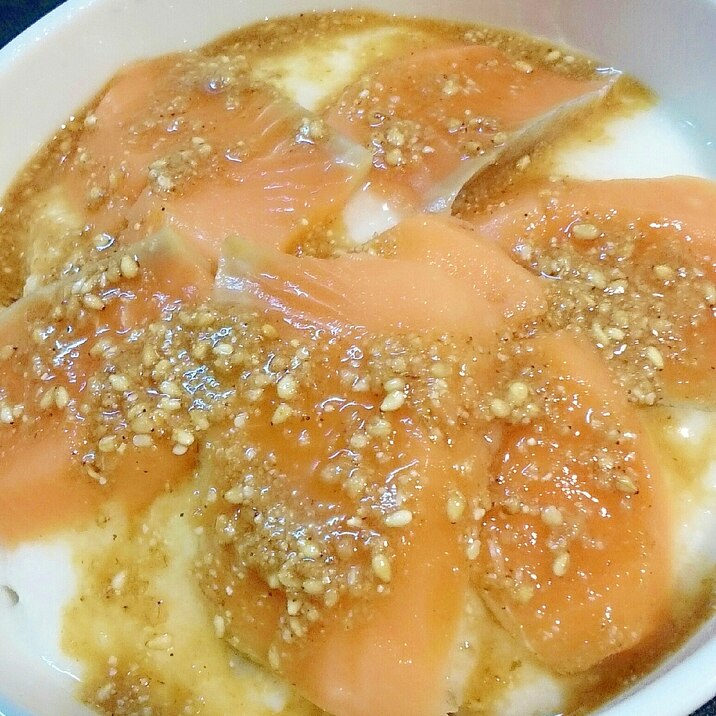 鮭のゴマだれとろろ丼